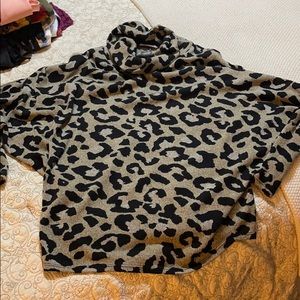 Leopard Loose turtle neck